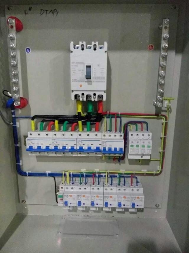 跟着师傅学做配电箱，看到师傅的手艺，我不好意思开始