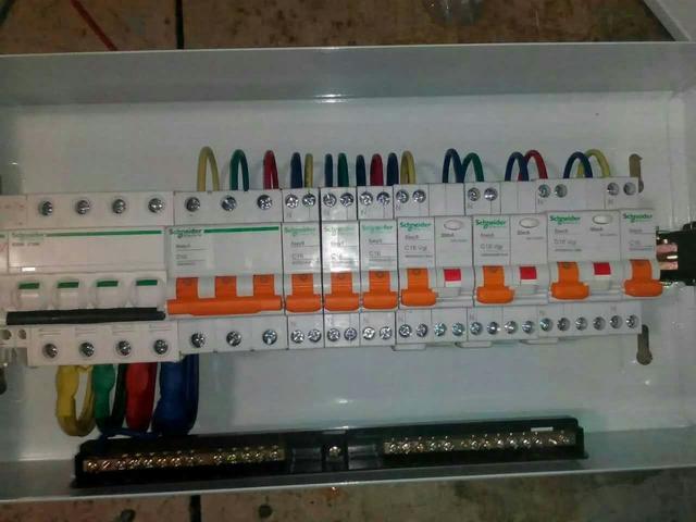 跟着师傅学做配电箱，看到师傅的手艺，我不好意思开始