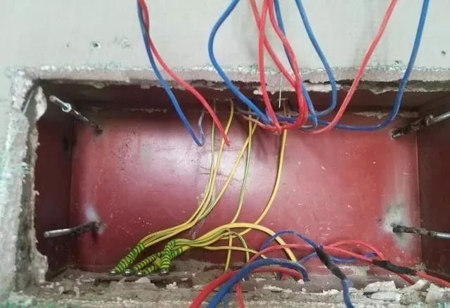 在一个建筑工地，一个建筑电工应该如何安装一个居民配电箱！与新加入者分享